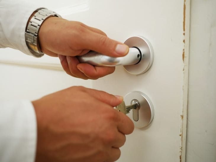 Cerrajero abriendo una puerta sin daños en Leganés