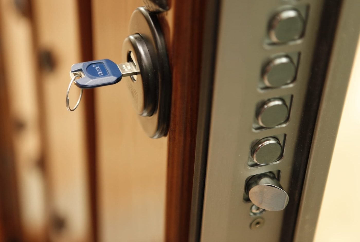 Llave en una puerta acorazada abierta por un cerrajero de urgencia en Leganés