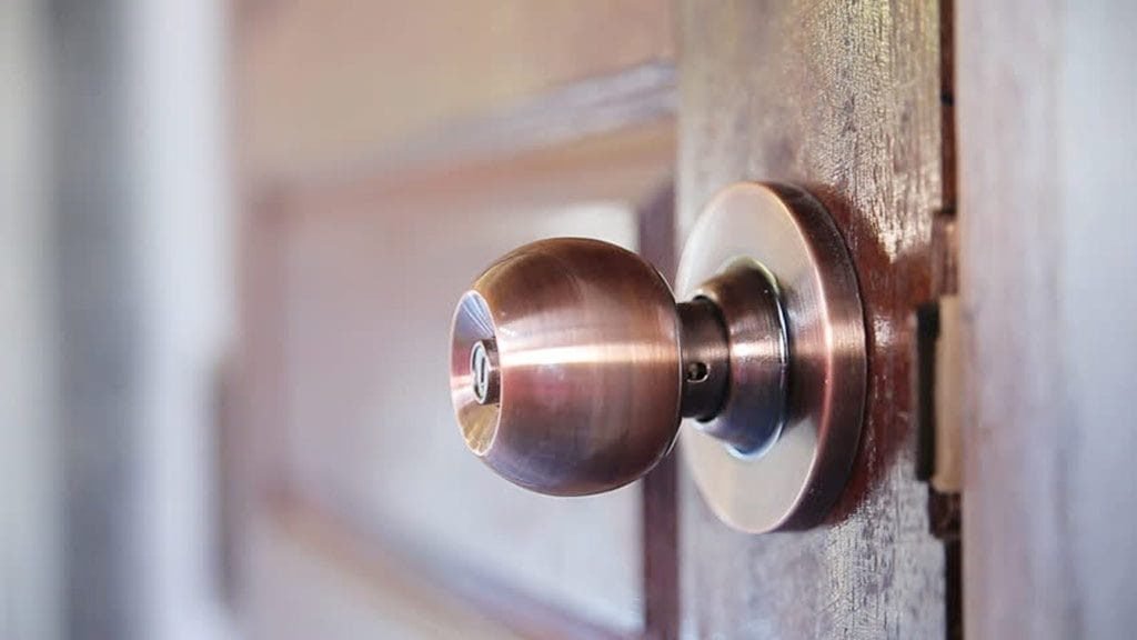 Cambio de manilla y pomo de puerta en Leganés
