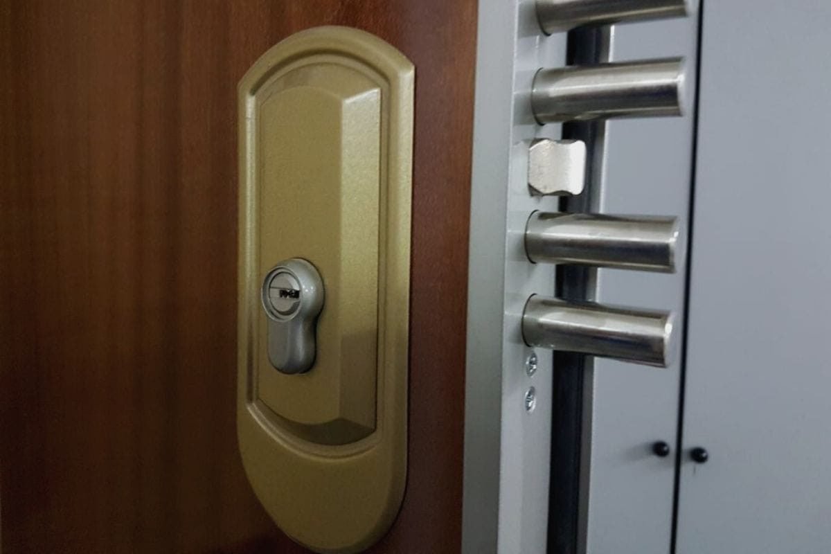 Cerradura acorazada FAC con bulones instalada en una puerta de Leganés