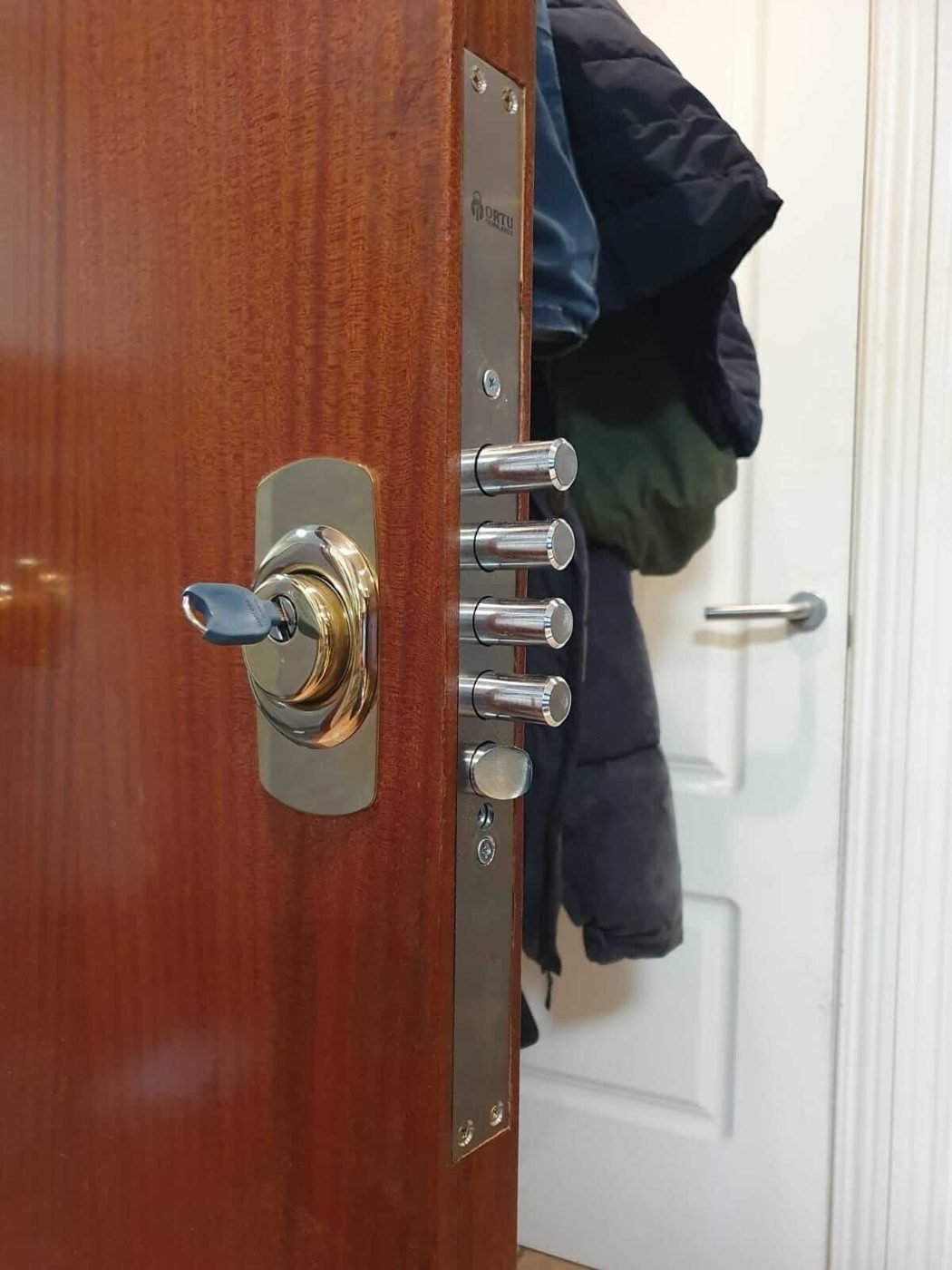 Cerrajero de urgencias trabajando en Móstoles