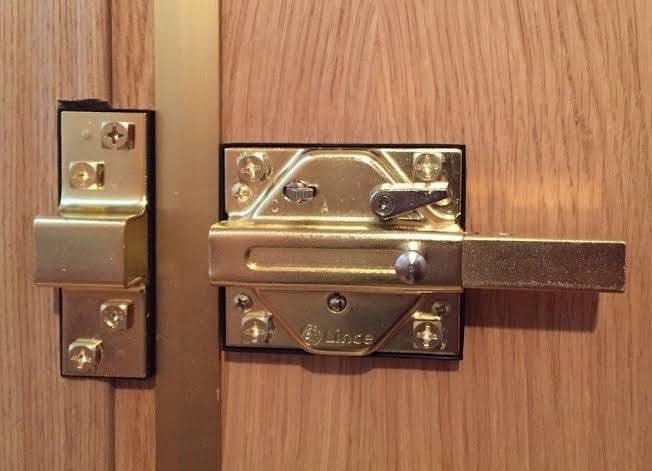 Cerradura de sobreponer Lince instalada en una puerta en Leganés