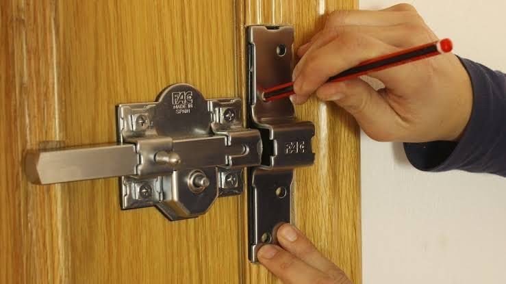 Cerrajero instalando un cerrojo de seguridad FAC en Leganés