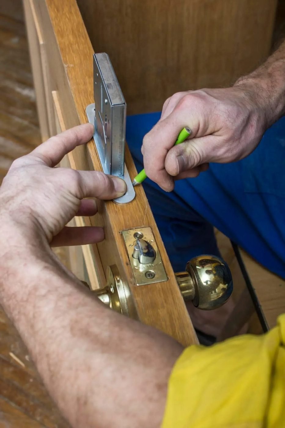 Cerrajero de Leganés instalando una cerradura en una vivienda