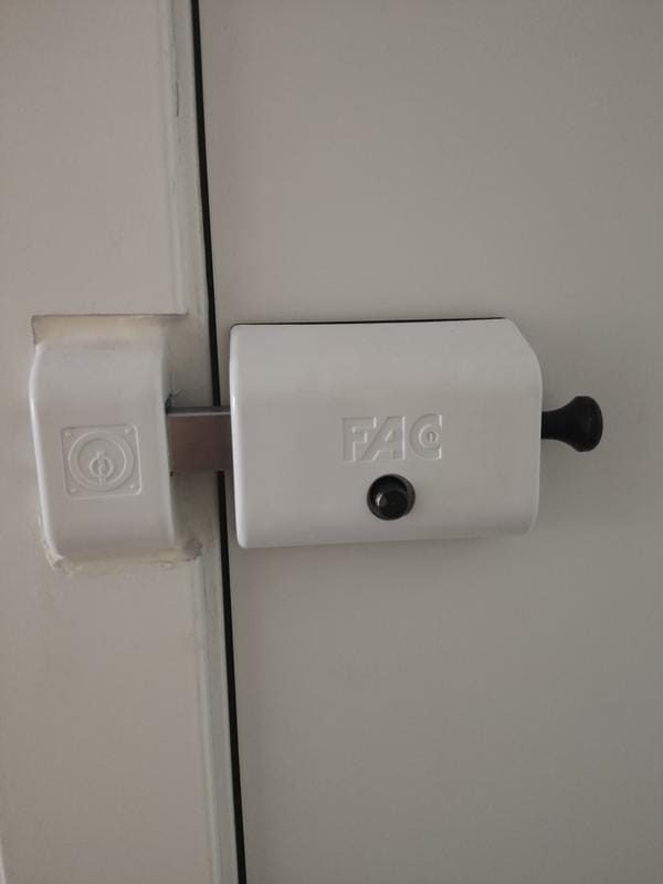 Cerrojo de seguridad FAC instalado en una vivienda de Leganés