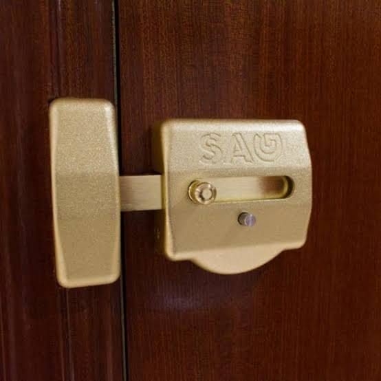 Cerrojo de seguridad SAG instalado en una puerta en Leganés