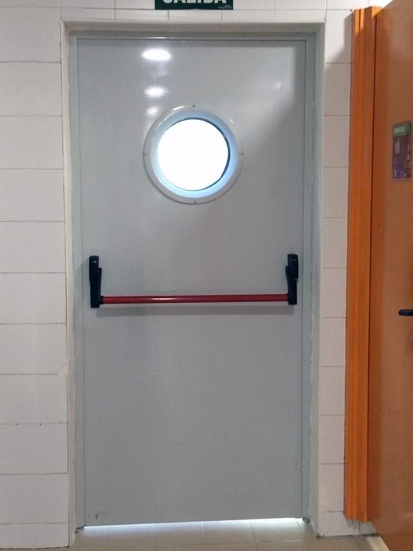 Puerta de emergencia con barra antipánico en un local de Leganés