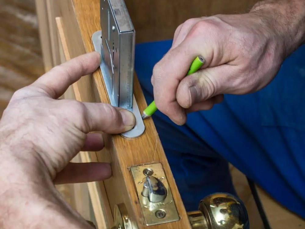 Instalación de cerradura en una puerta en Leganés