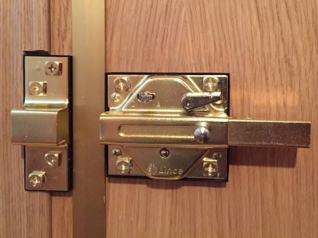 Cerrojo de seguridad instalado en una puerta