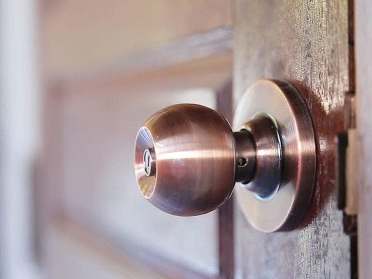 Pomo y cerradura de una puerta de vivienda